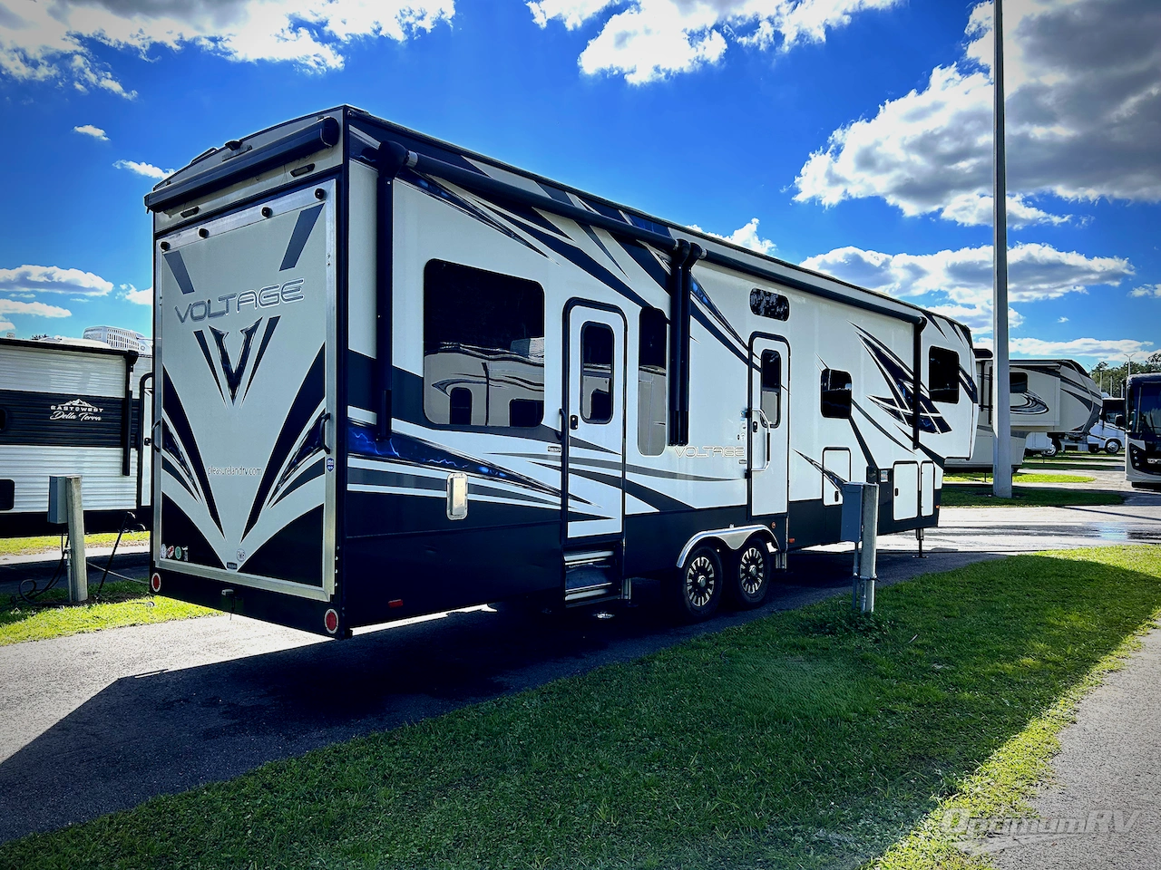 2018 Dutchmen Voltage V3705 Photo 2