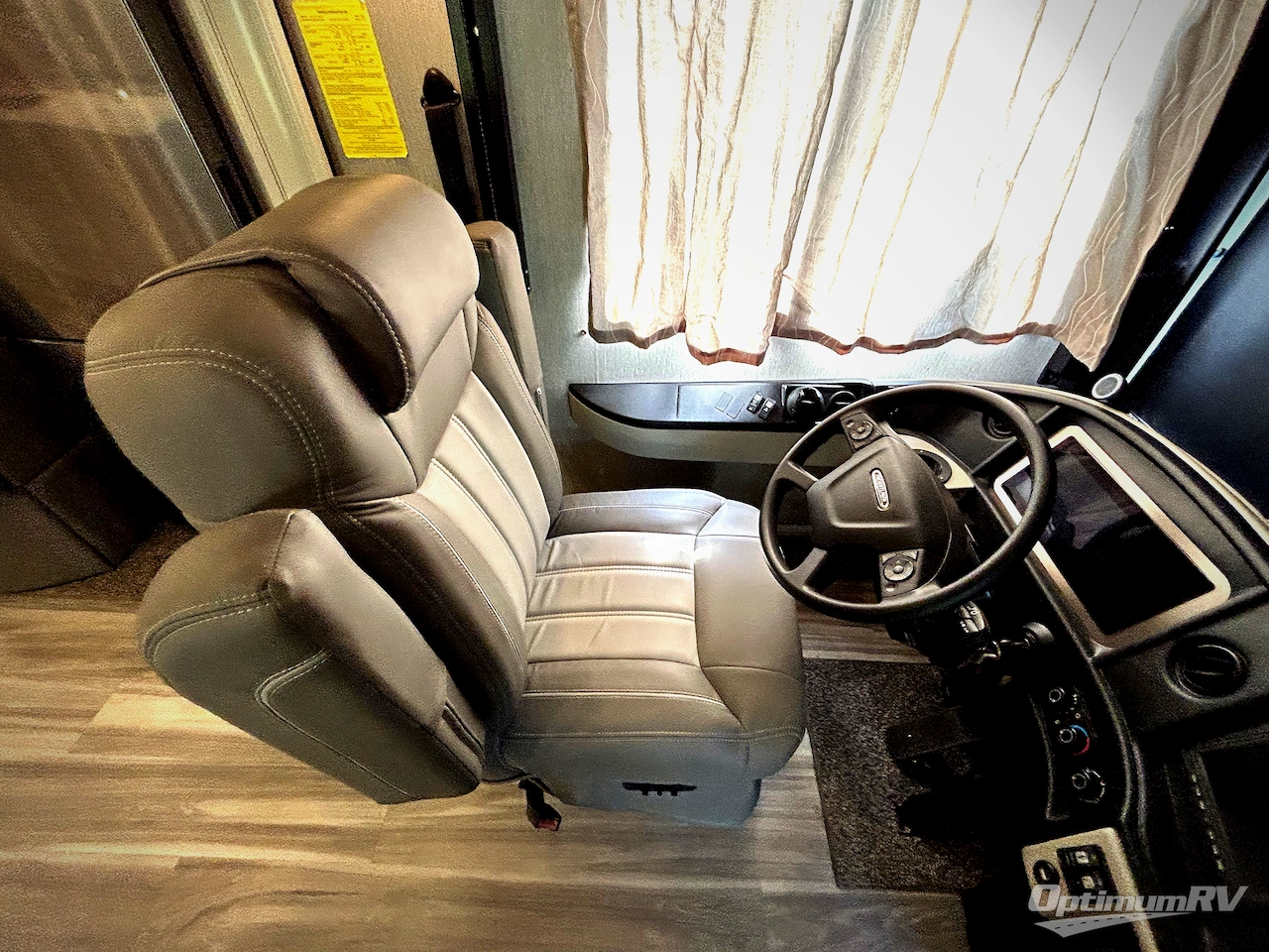 2023 Fleetwood Pace Arrow 36U Photo 6