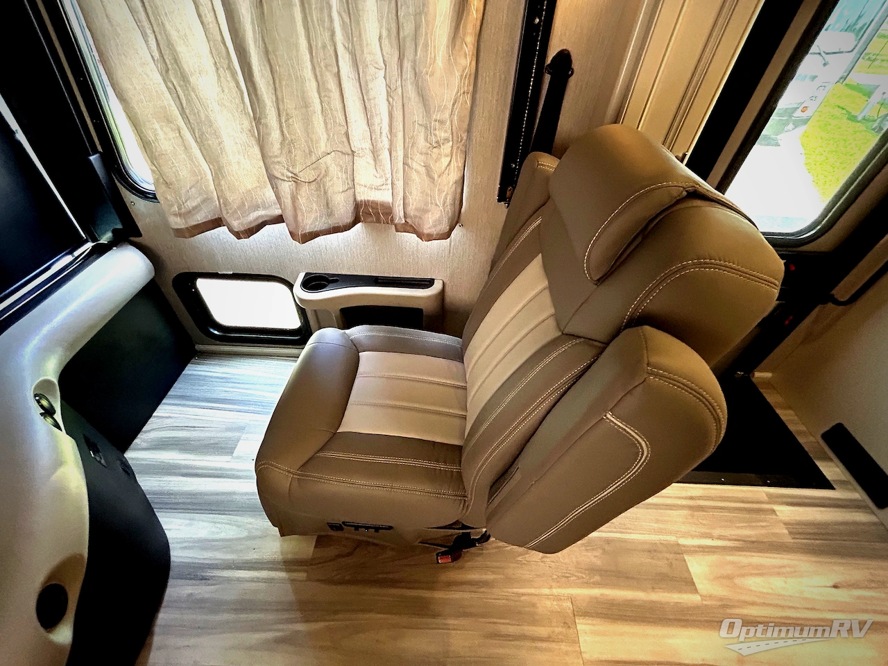 2023 Fleetwood Pace Arrow 36U Photo 8