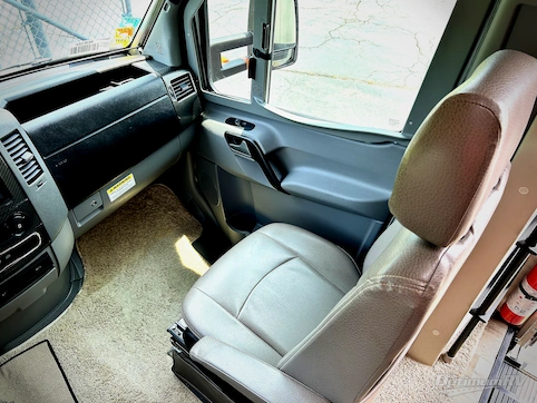 2018 Winnebago Navion 24V RV Photo 4