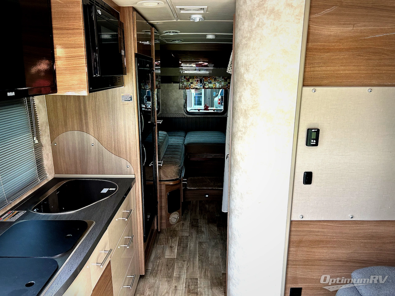 2018 Winnebago Navion 24V Photo 4