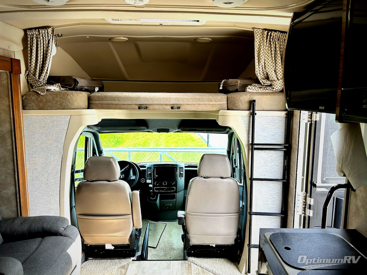 2018 Winnebago Navion 24V Photo 5