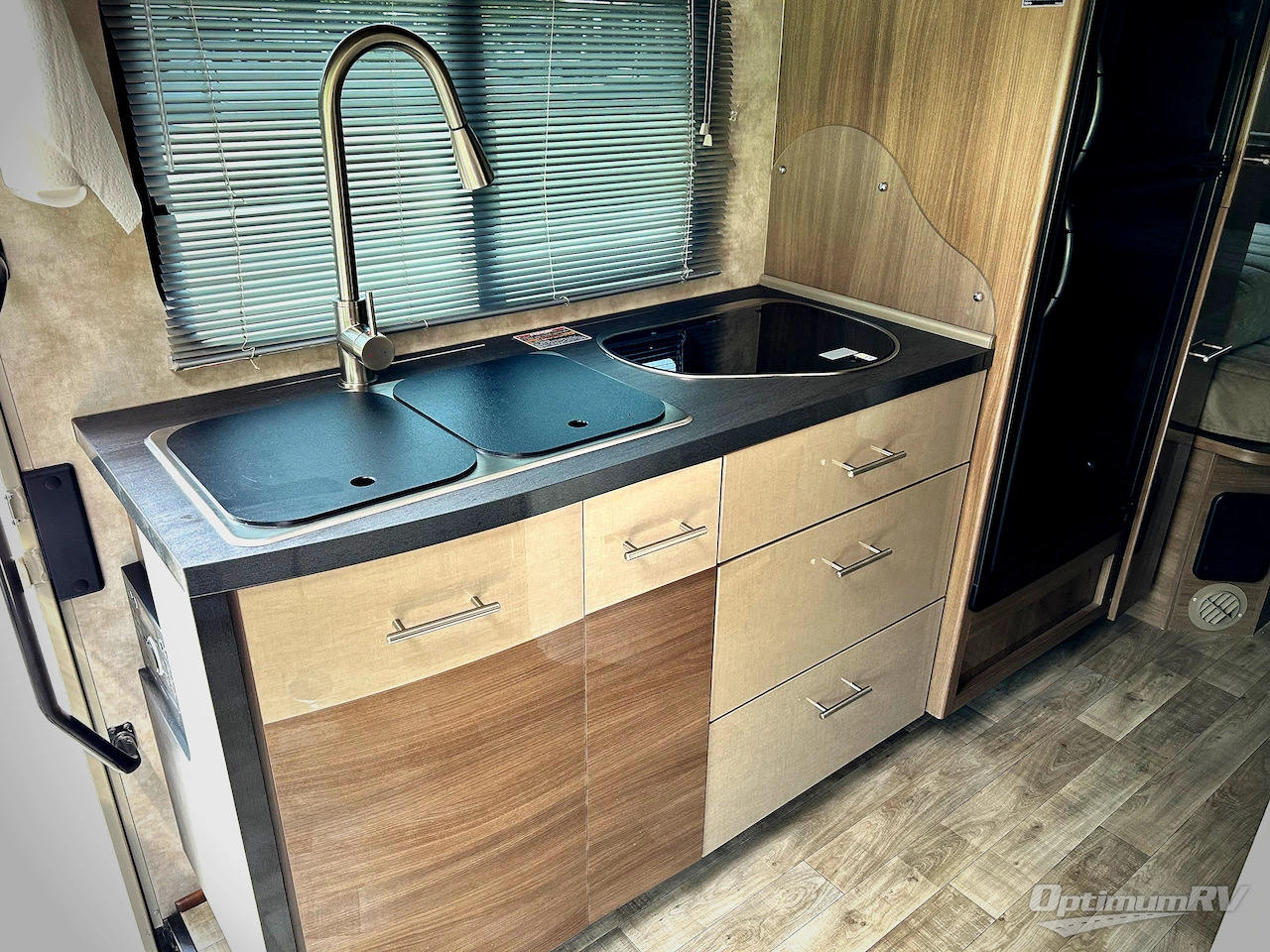 2018 Winnebago Navion 24V Photo 6