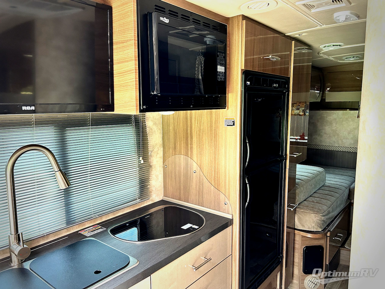 2018 Winnebago Navion 24V Photo 7