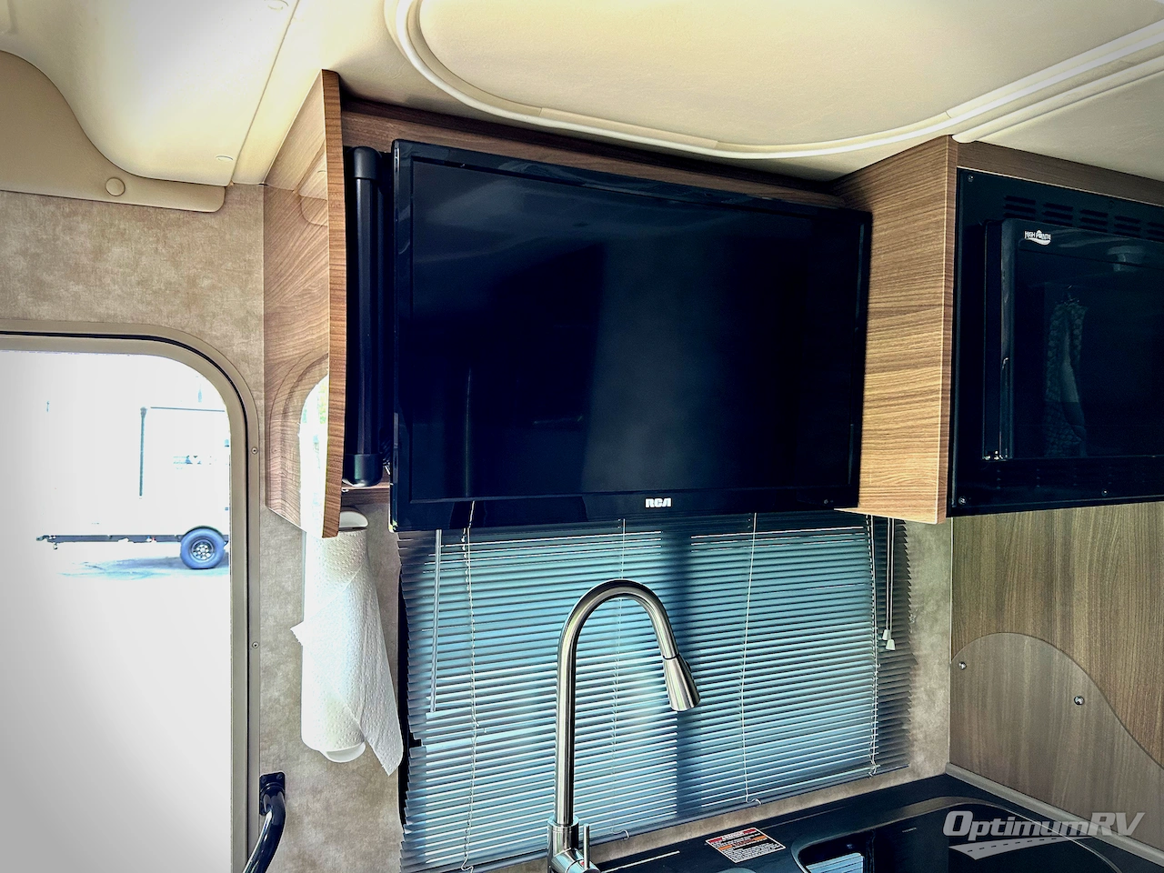 2018 Winnebago Navion 24V Photo 8