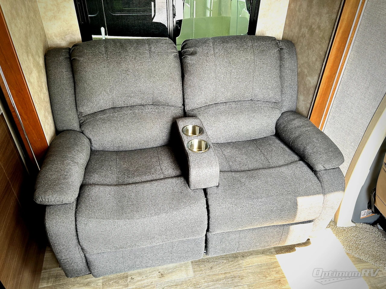 2018 Winnebago Navion 24V Photo 9