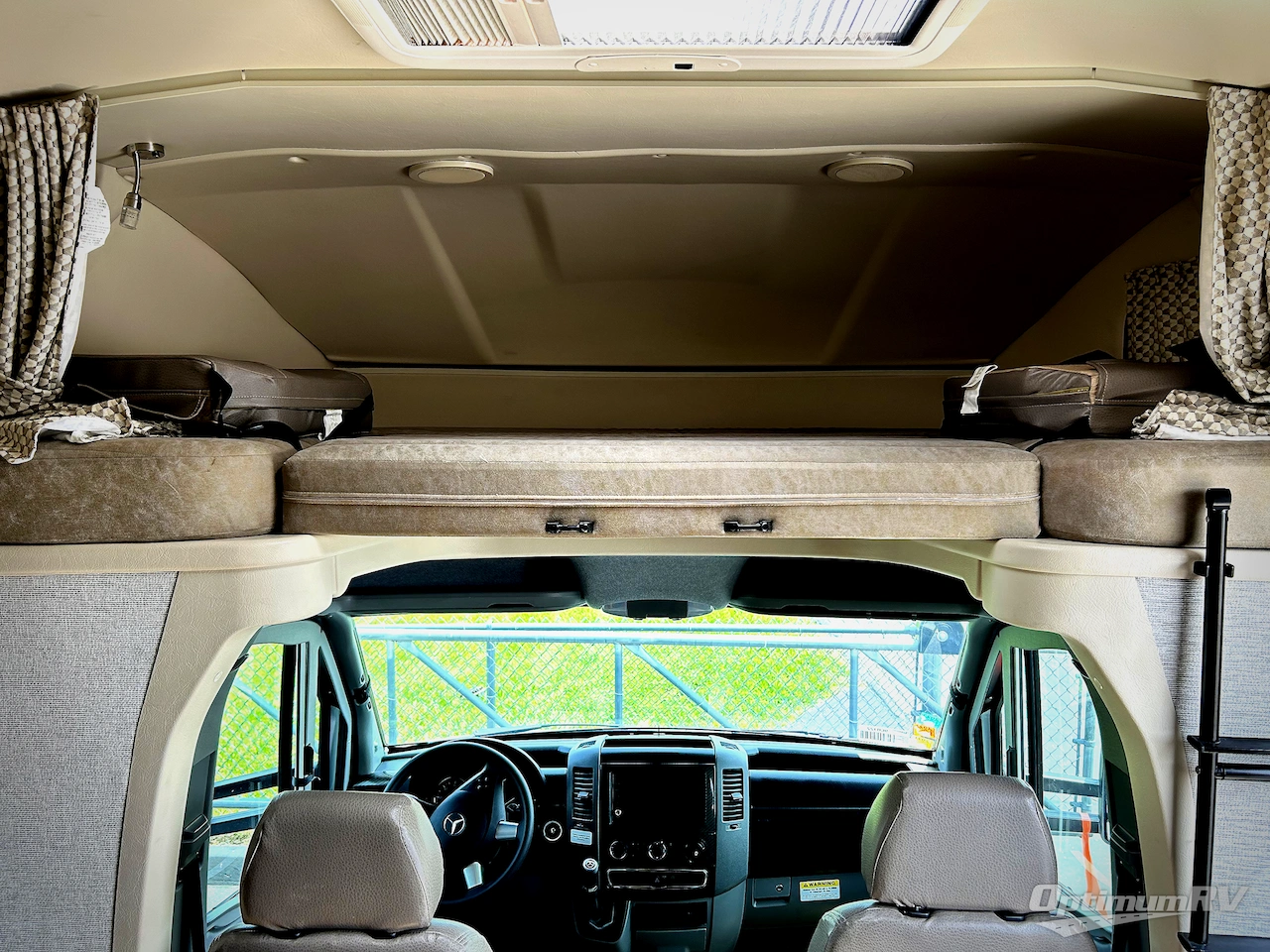 2018 Winnebago Navion 24V Photo 17
