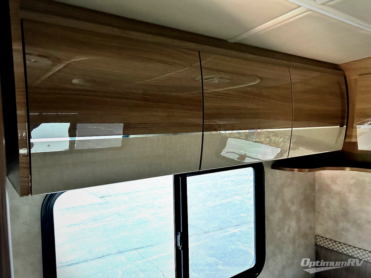 2018 Winnebago Navion 24V Photo 13