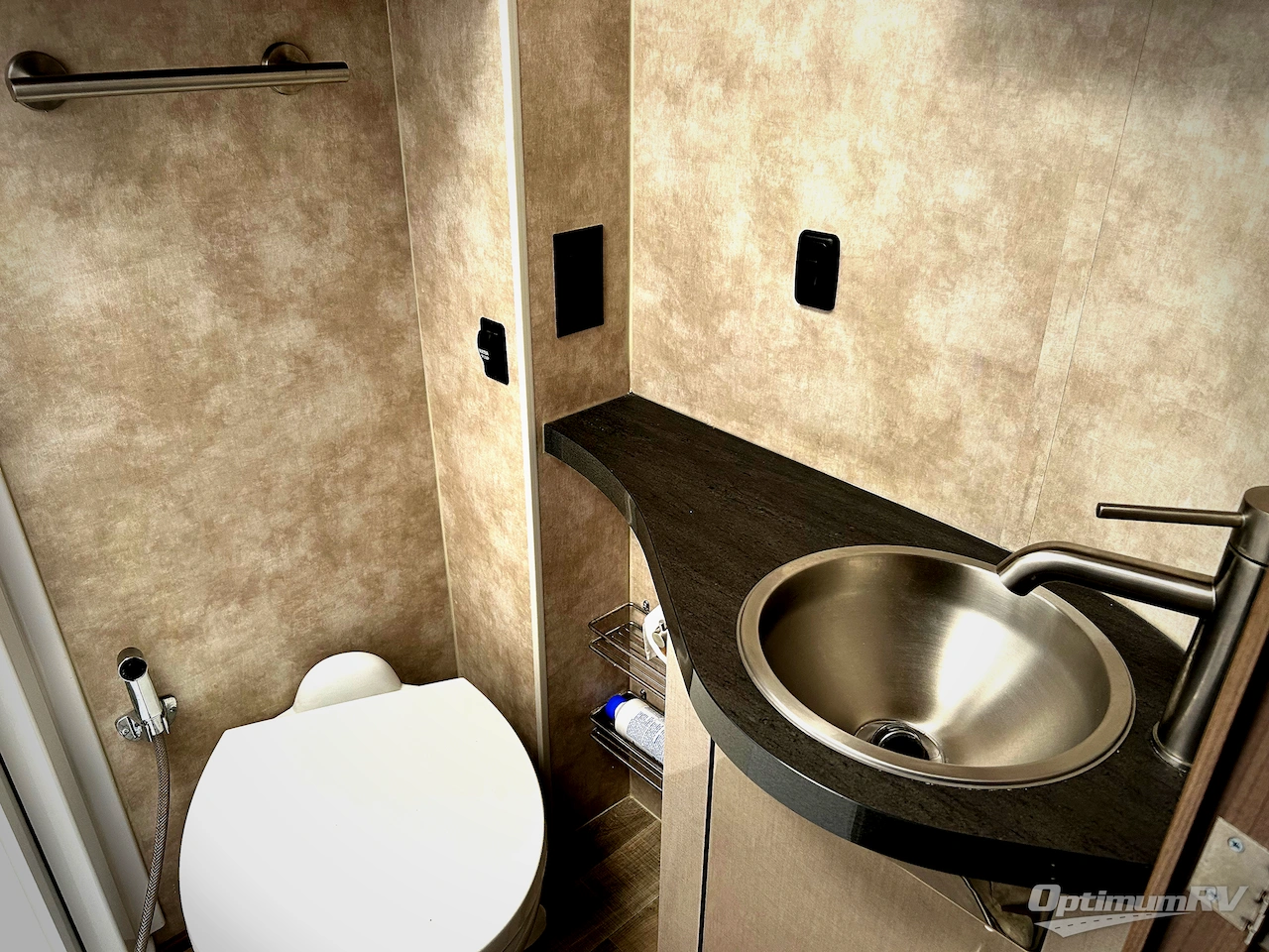 2018 Winnebago Navion 24V Photo 15