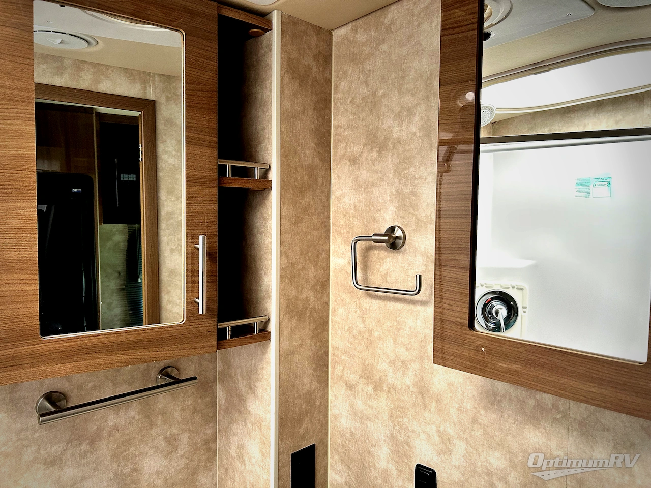 2018 Winnebago Navion 24V Photo 16