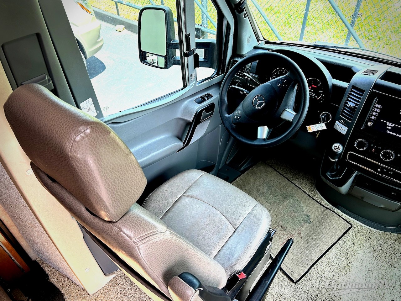 2018 Winnebago Navion 24V Photo 18