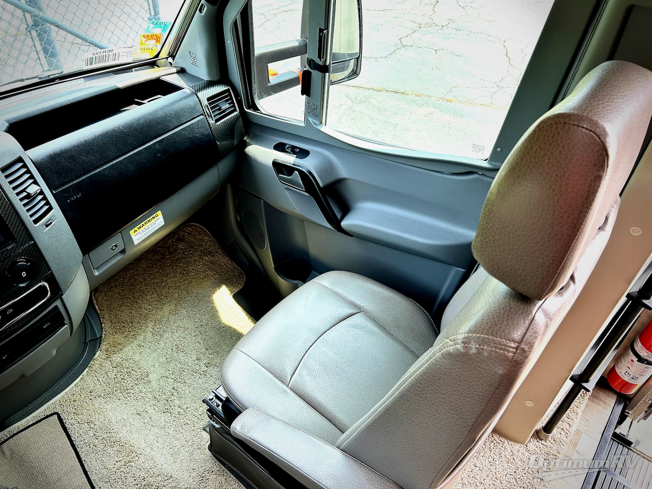 2018 Winnebago Navion 24V Photo 19