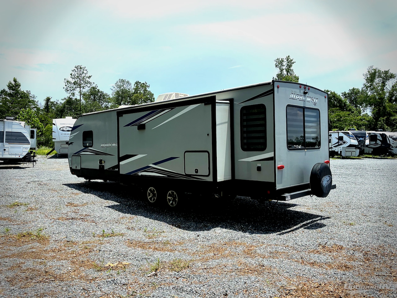 2022 Forest River Cherokee Alpha Wolf 26RL-L Photo 3