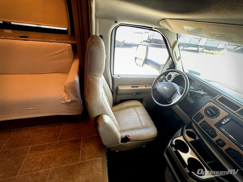 2019 Thor Chateau 31Y RV Photo 2