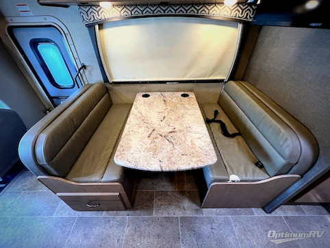 2019 Thor Chateau 31Y RV Photo 3