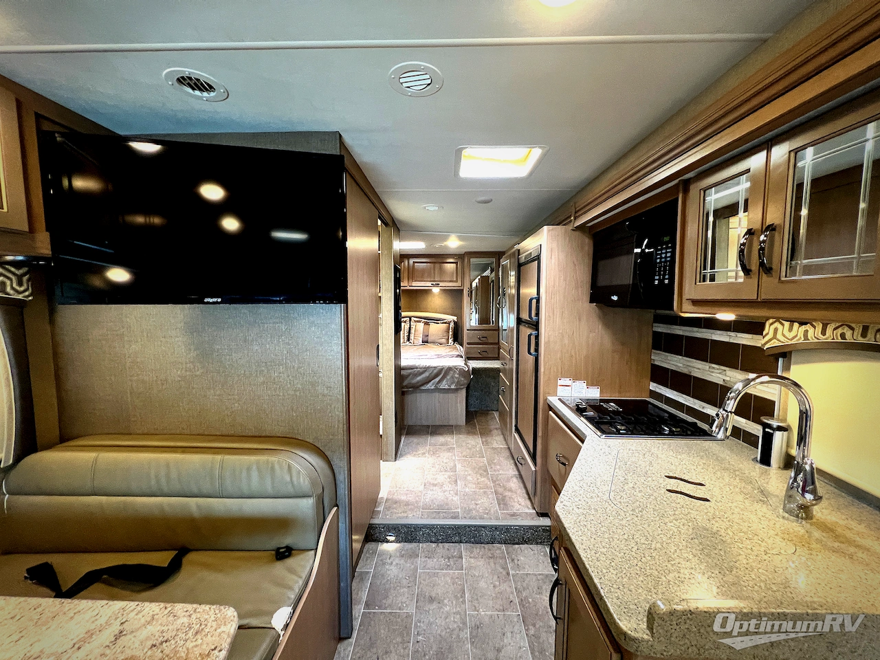 2019 Thor Chateau 31Y Photo 4