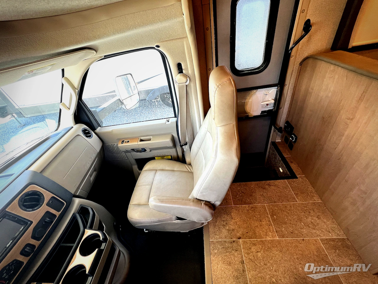 2019 Thor Chateau 31Y Photo 8