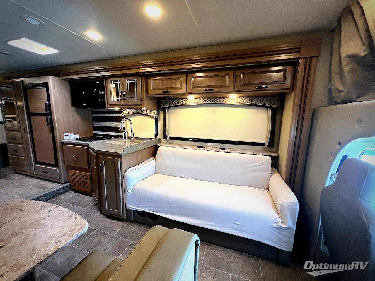 2019 Thor Chateau 31Y Photo 10