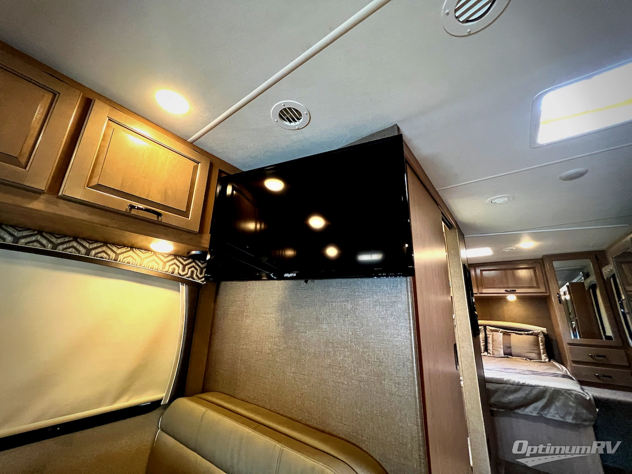 2019 Thor Chateau 31Y Photo 12