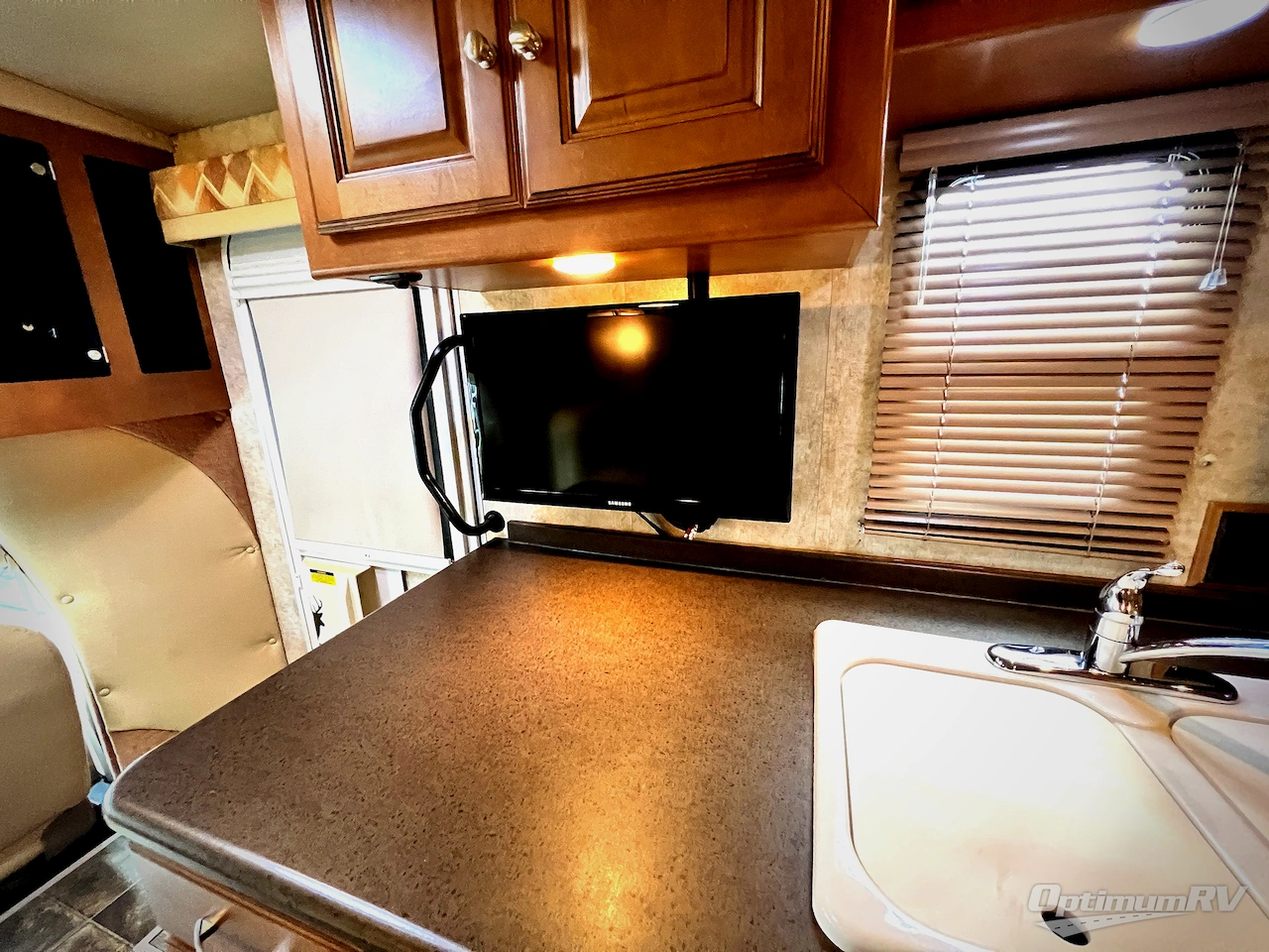 2011 Winnebago Aspect 28T Photo 12