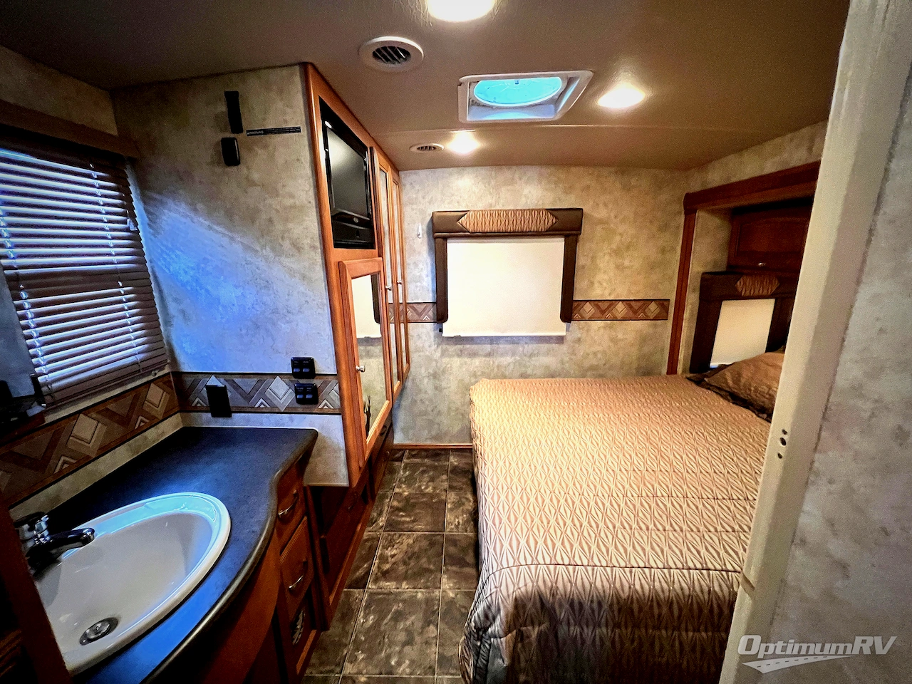 2011 Winnebago Aspect 28T Photo 16