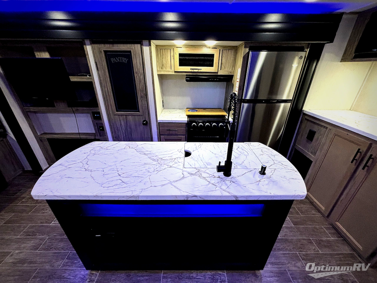 2022 Forest River Cherokee Alpha Wolf 26RL-L Photo 6