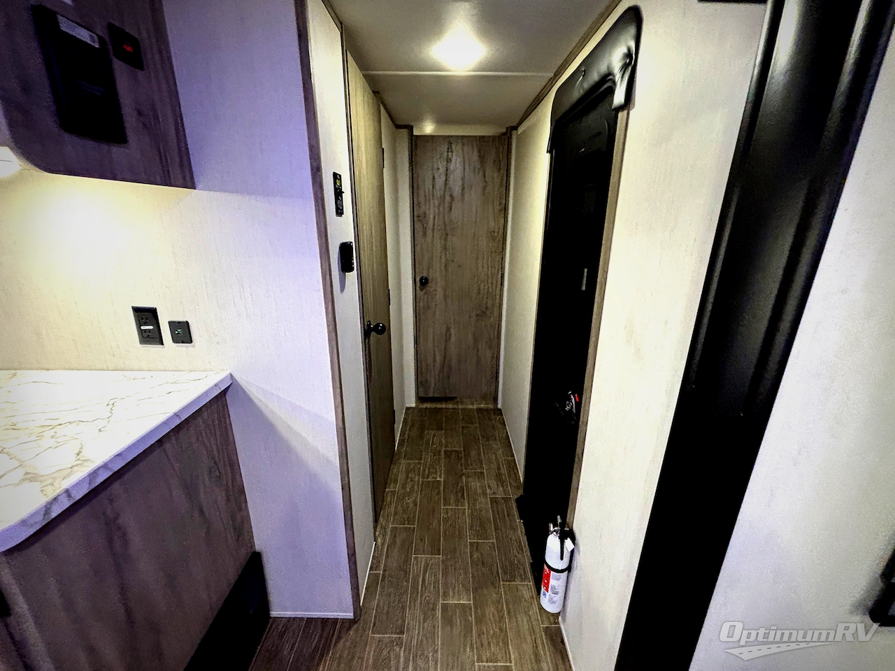 2022 Forest River Cherokee Alpha Wolf 26RL-L Photo 7