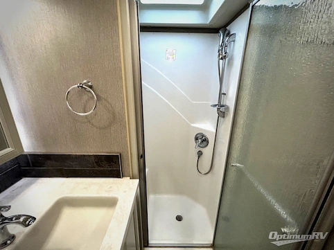 2021 Fleetwood Discovery 38W RV Photo 4