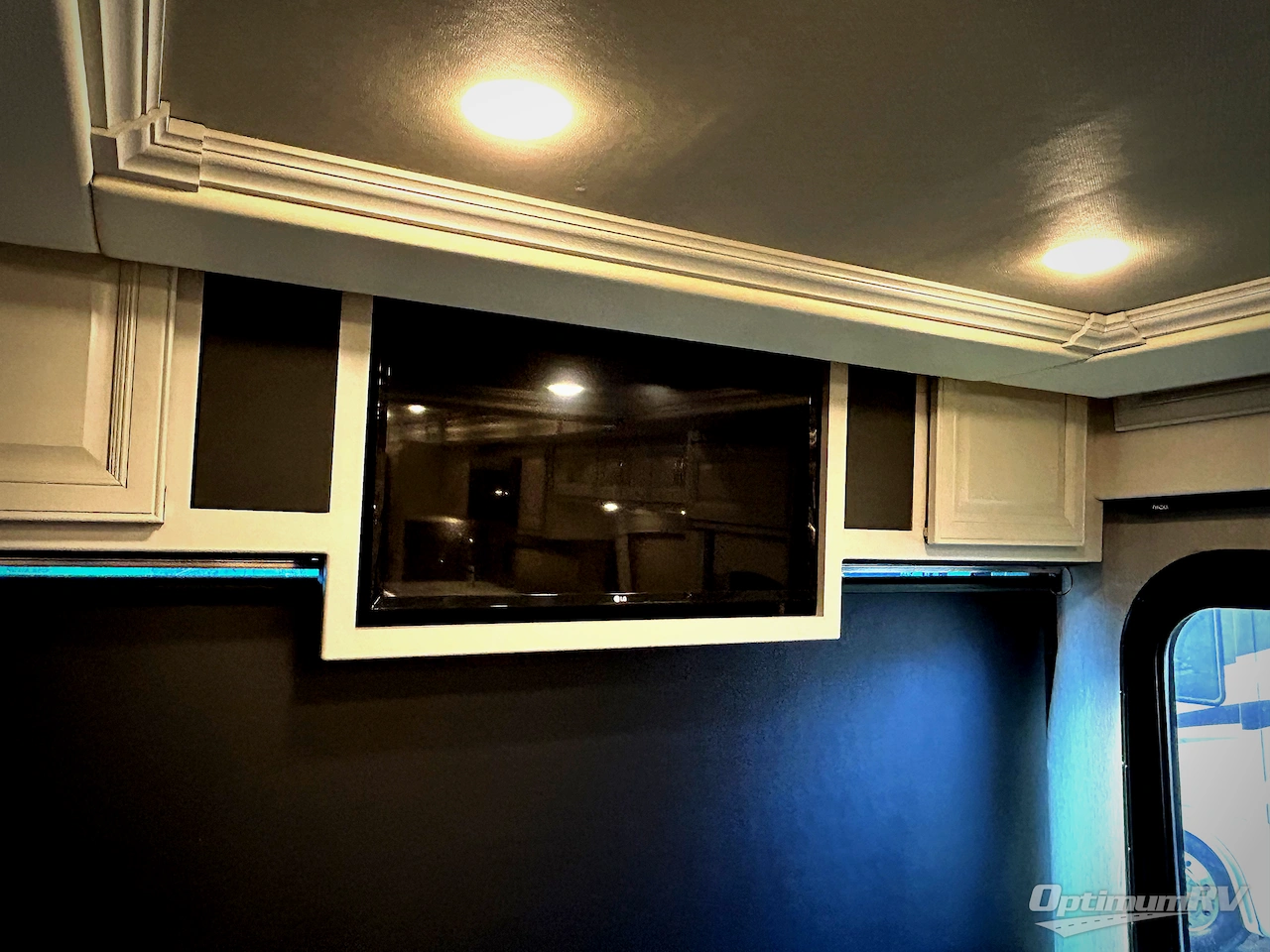 2021 Fleetwood Discovery 38W Photo 10