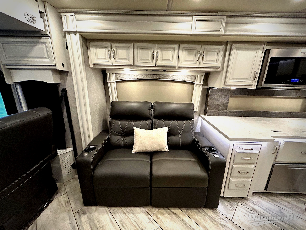 2021 Fleetwood Discovery 38W Photo 11