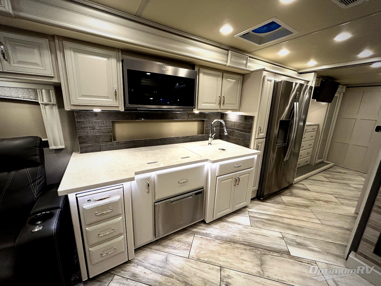 2021 Fleetwood Discovery 38W Photo 12