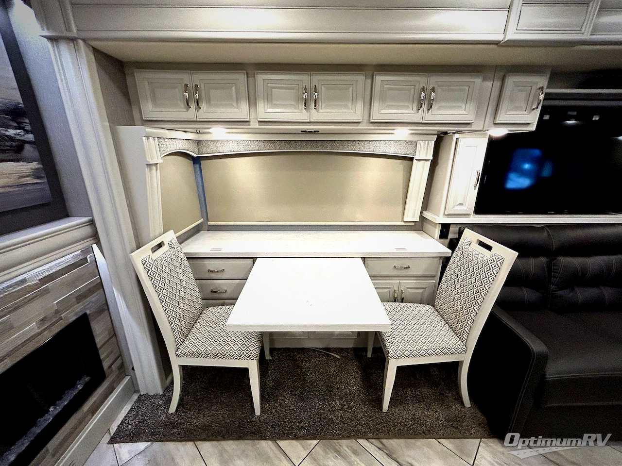 2021 Fleetwood Discovery 38W Photo 14