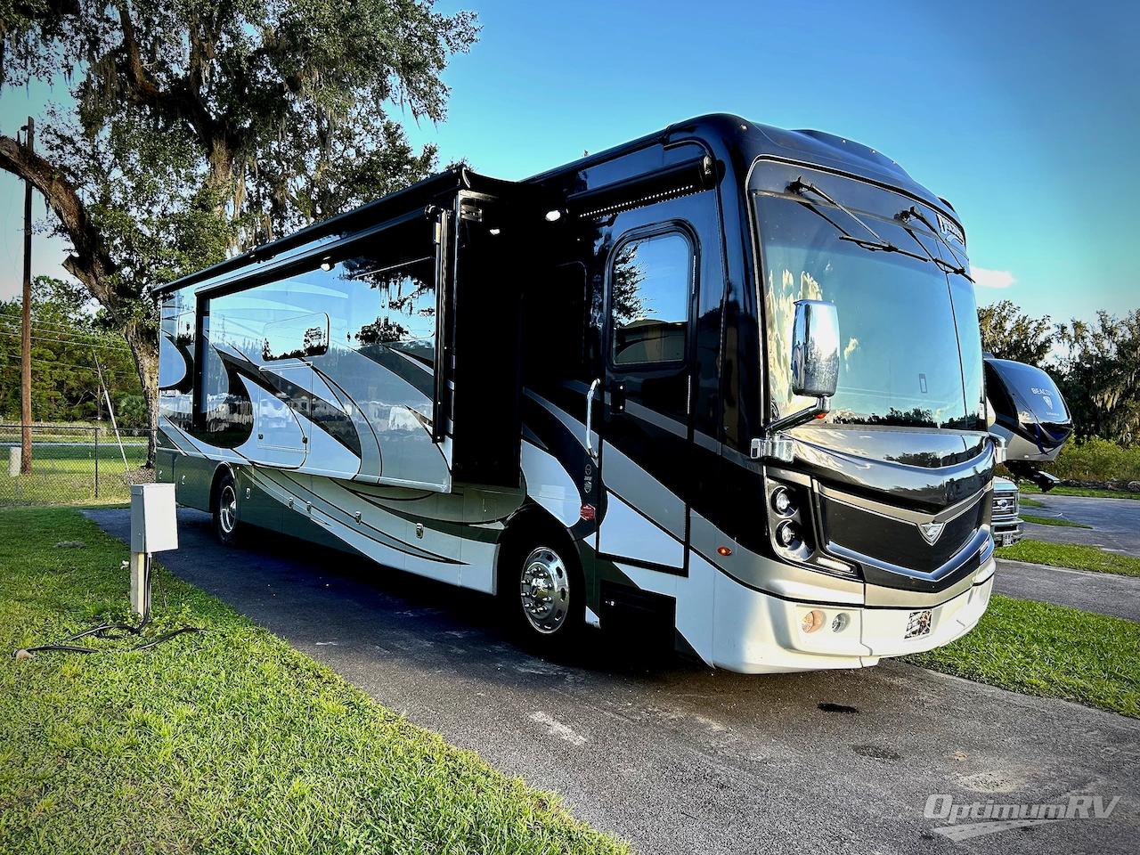 2021 Fleetwood Discovery 38W Photo 1