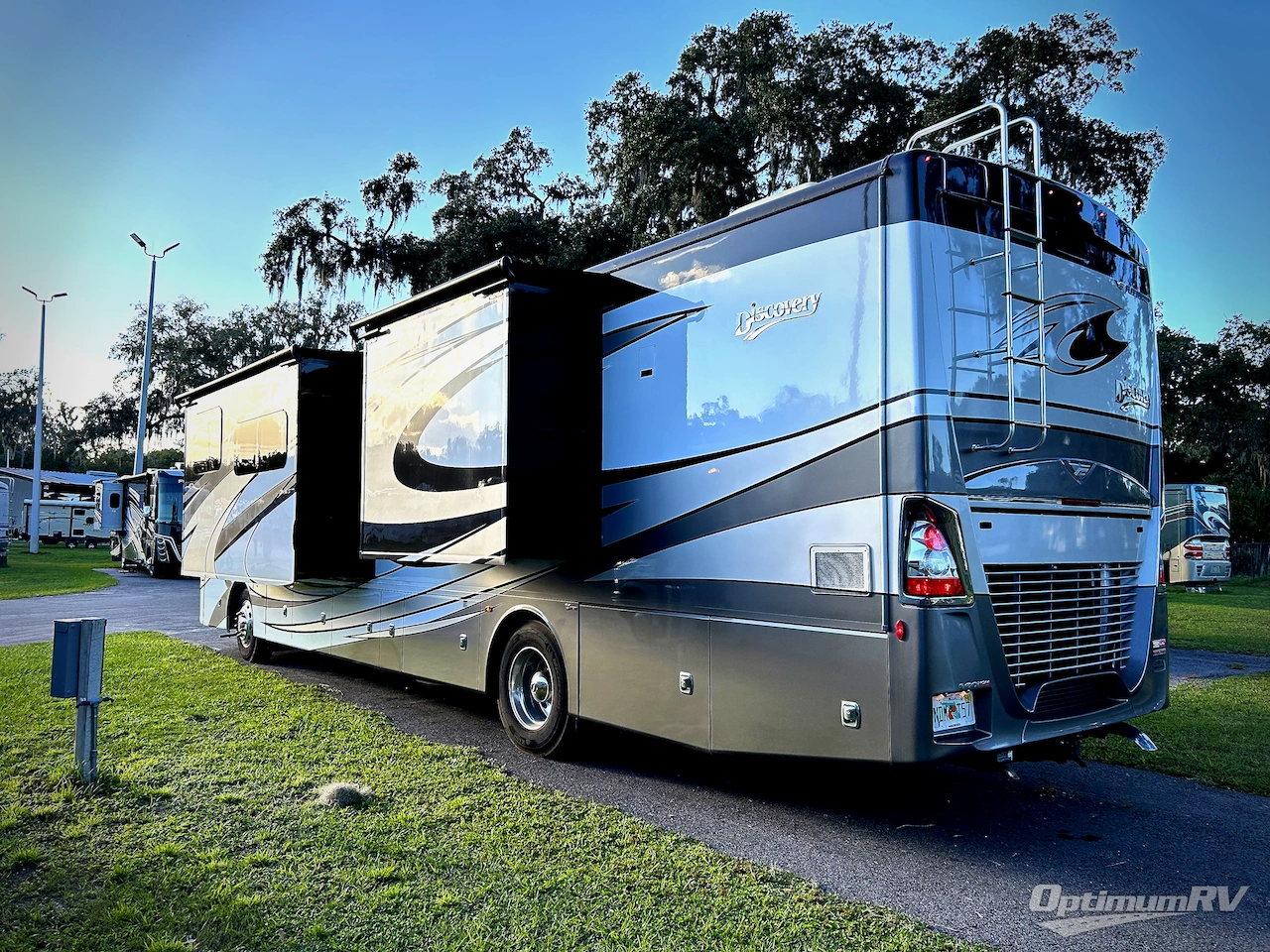 2021 Fleetwood Discovery 38W Photo 3