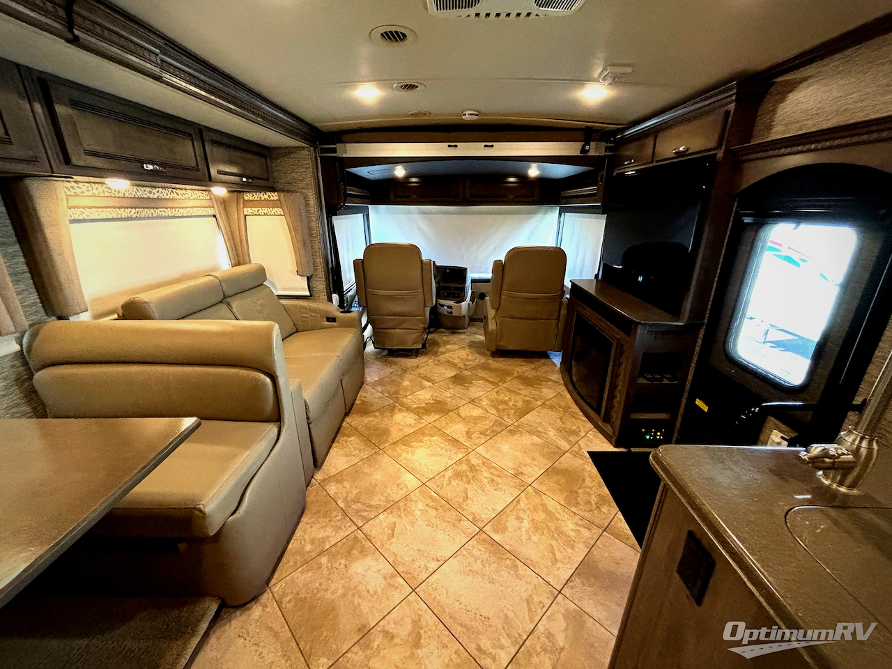 2019 Winnebago Forza 34T Photo 5