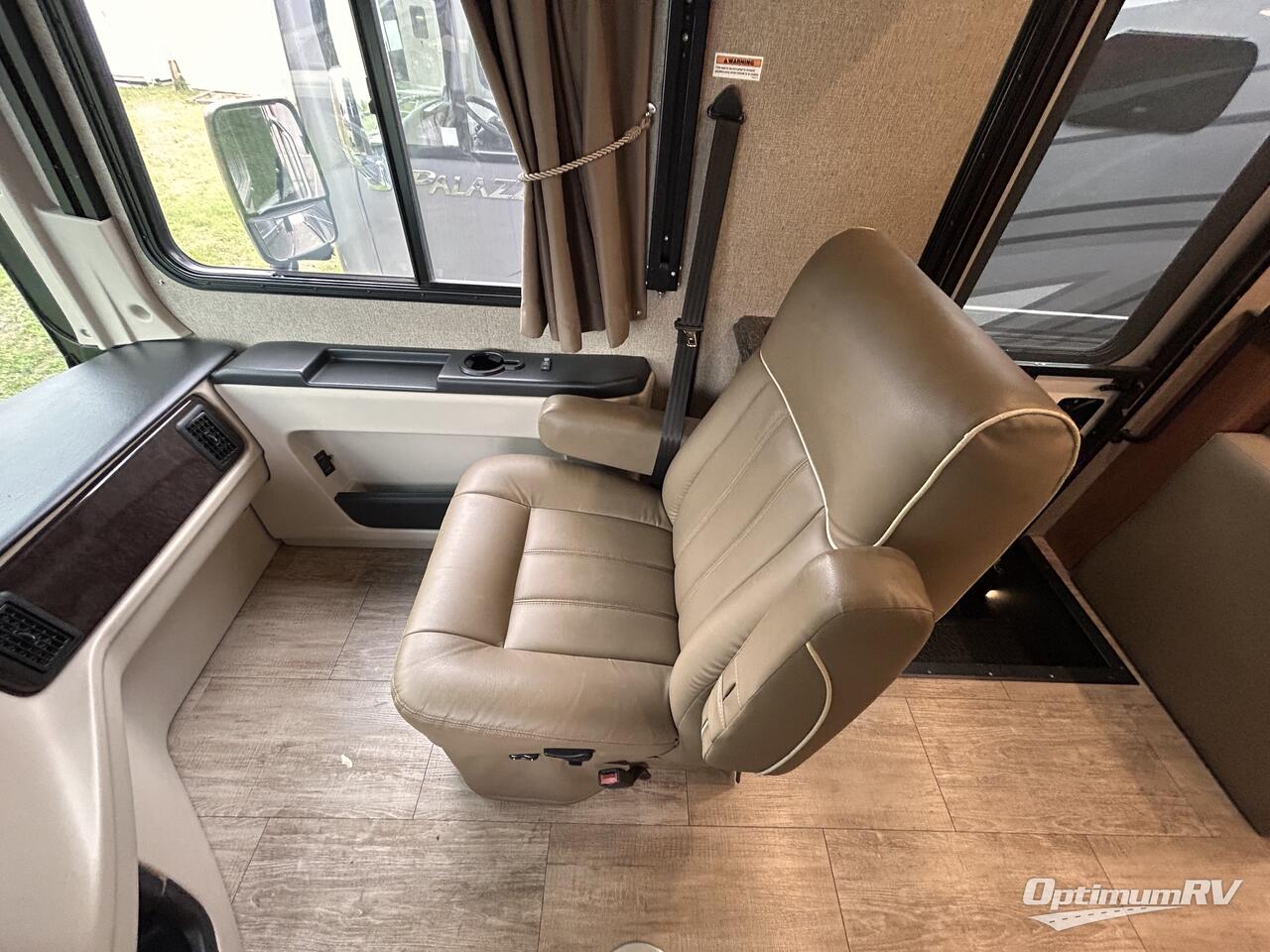 2018 Holiday Rambler Navigator XE 33D Photo 4