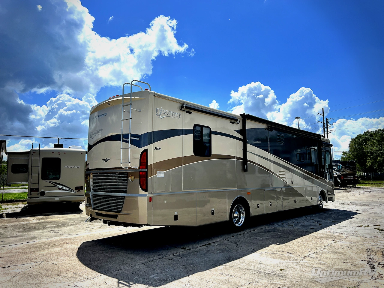 2006 Fleetwood Discovery 39L Photo 2