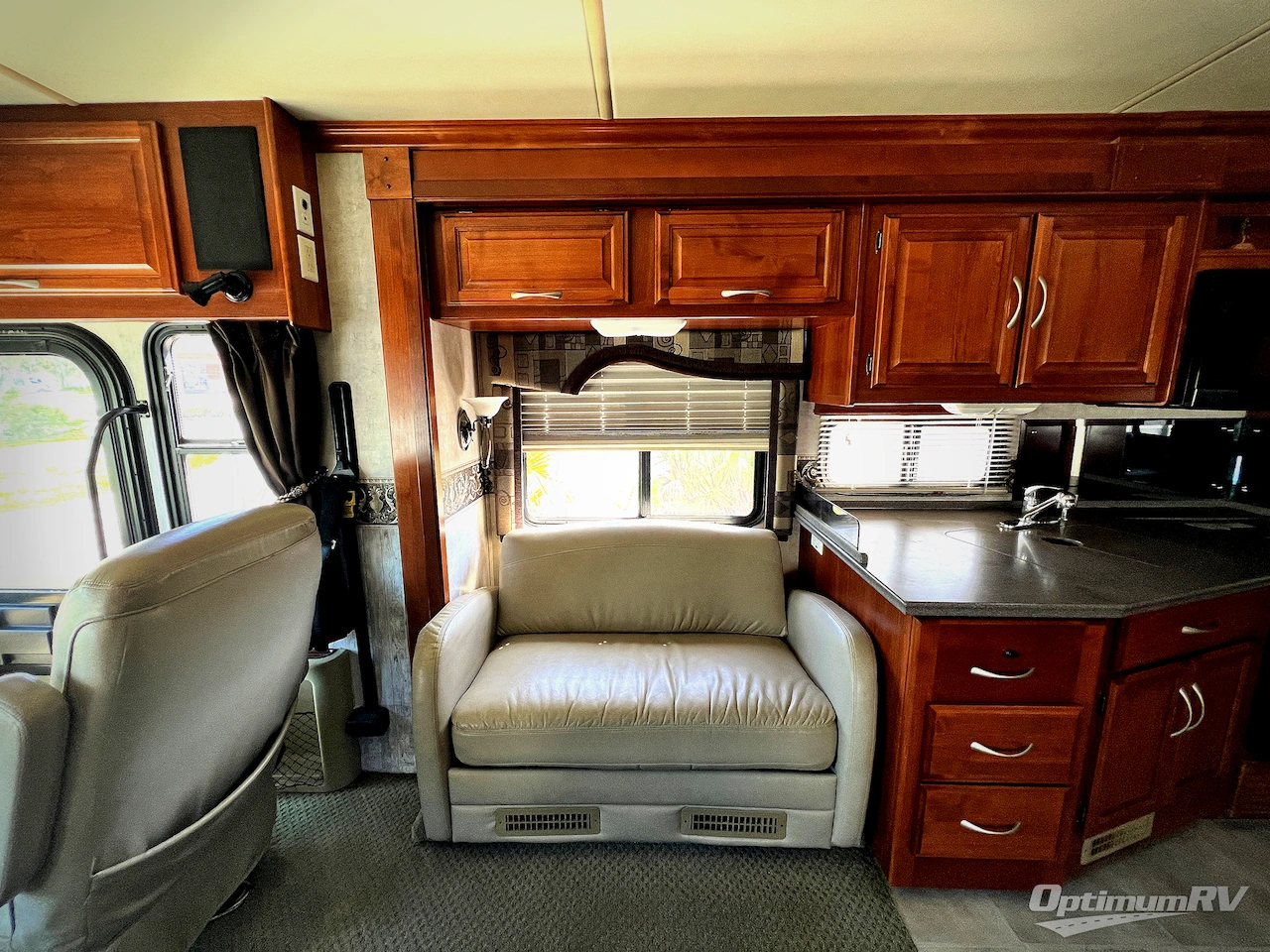 2006 Fleetwood Discovery 39L Photo 9