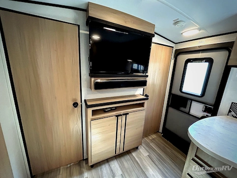 2021 Cruiser Radiance Ultra Lite 28QD RV Photo 3
