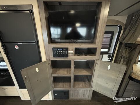 2019 Winnebago Towables Minnie Plus 27BHSS RV Photo 3