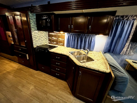 2019 Thor Freedom Traveler A30 RV Photo 2