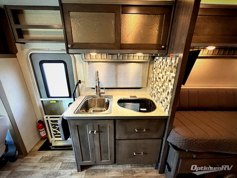2017 Winnebago Fuse 23A RV Photo 2