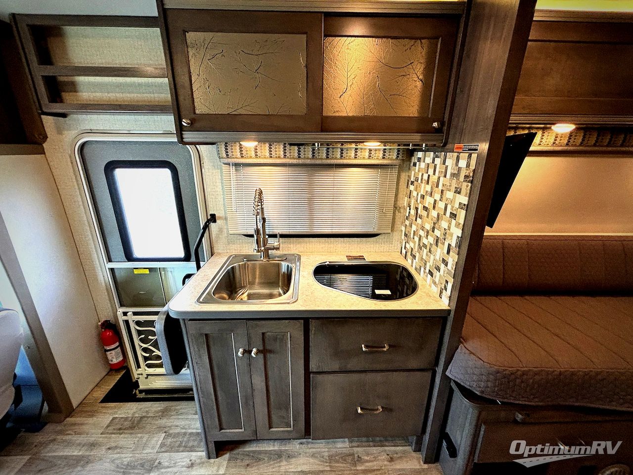 2017 Winnebago Fuse 23A Photo 6