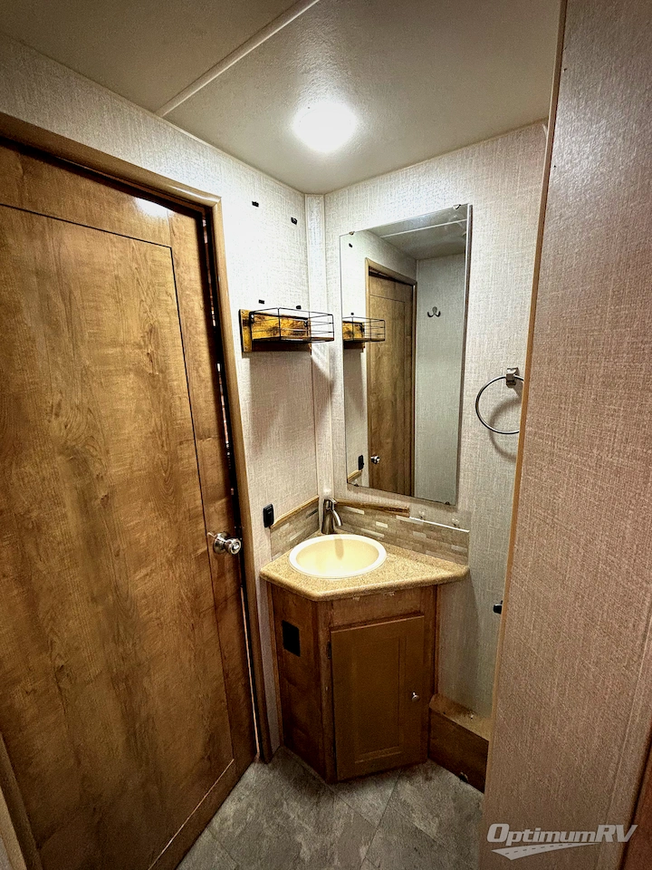 2019 Coachmen Leprechaun 311FS Ford 450 Photo 14