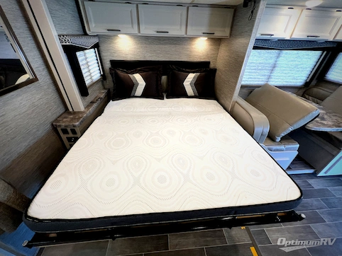 2021 Thor Chateau 25M RV Photo 4