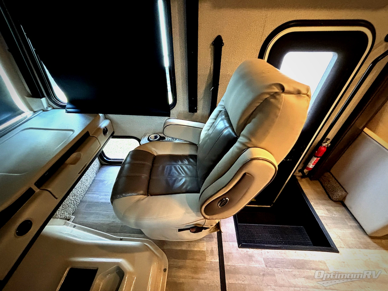 2019 Fleetwood Flair 35R Photo 9