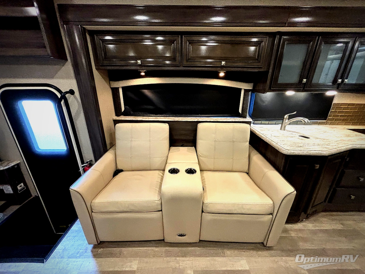 2019 Fleetwood Flair 35R Photo 10