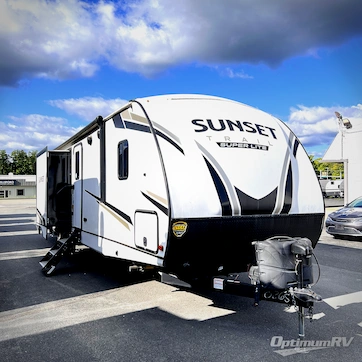 2022 CrossRoads Sunset Trail SS331BH RV Photo 4