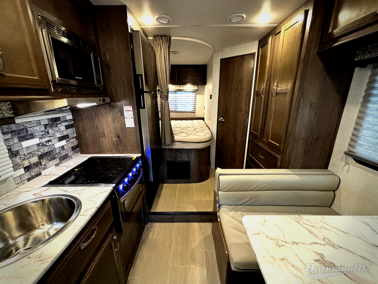 2021 Gulf Stream Conquest Class C 6237LE Photo 4