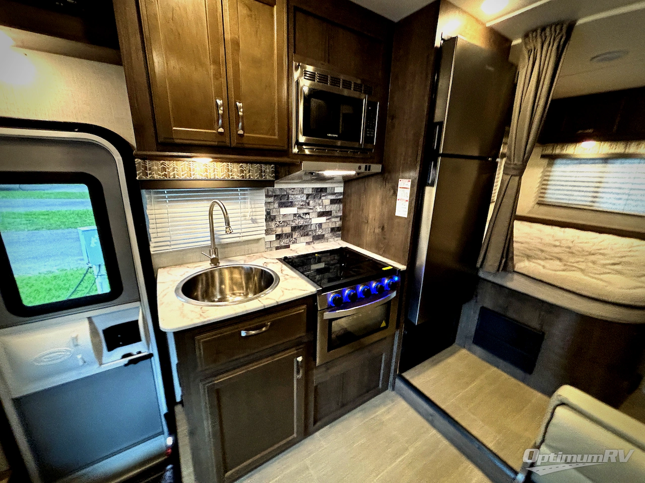 2021 Gulf Stream Conquest Class C 6237LE Photo 6